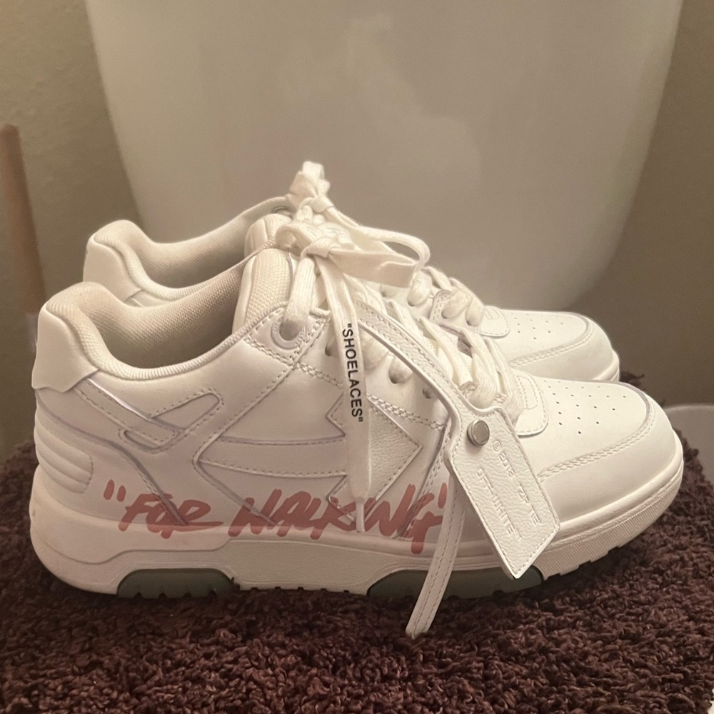 Size 40 Off-White
Out Of Office "For Walking" low-top sneakers